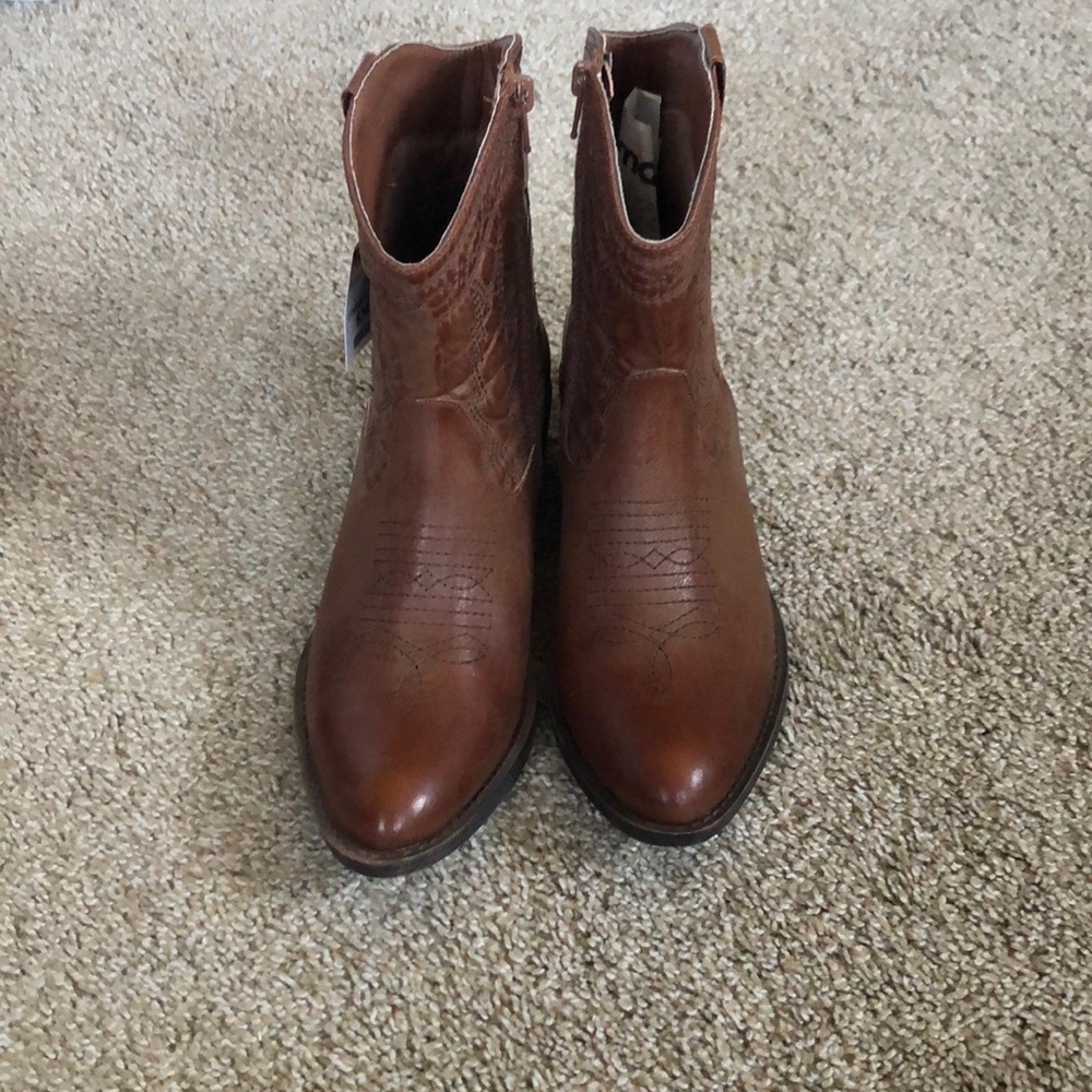 brown cowgirl boots. new with tags. never worn 7.5
